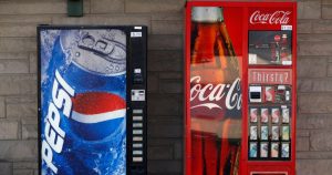 Coca-Cola thắng thế Pepsi trong năm 2023: Bài học từ chiến lược tập trung và nhượng quyền đóng chai