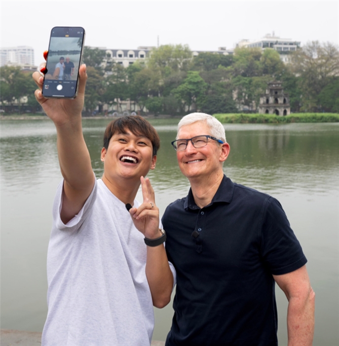 Tim Cook đi dạo tại Hồ Gươm. Ảnh: MXH