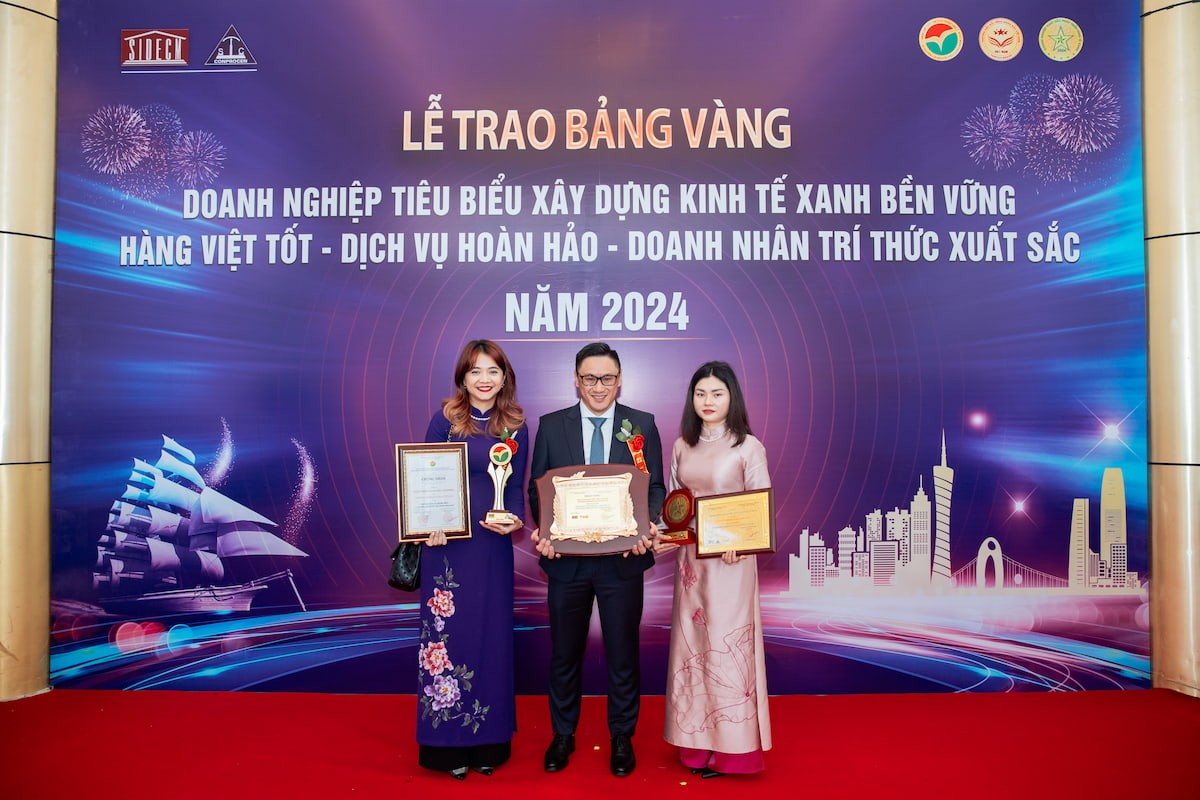 Ban lãnh đạo Norbreeze Collective Asia nhận giải thưởng tại sự kiện.