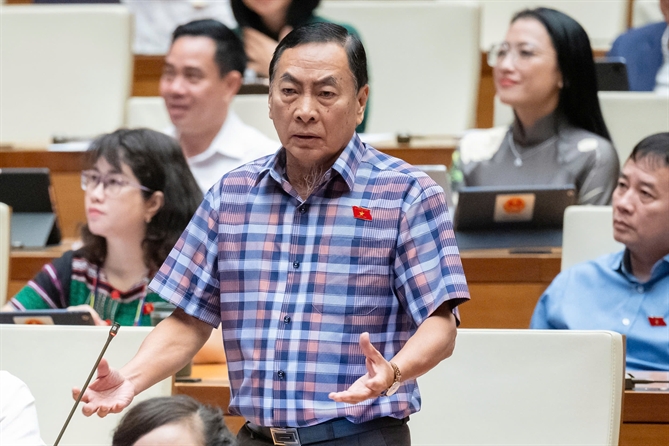 Thống đốc Nguyễn Thị Hồng giải thích lý do ngân hàng chỉ bán vàng, không mua vào Đại biểu Quốc hội Phạm Văn Hòa chất vấn Thống đốc Nguyễn Thị Hồng. Ảnh: VGP/LS