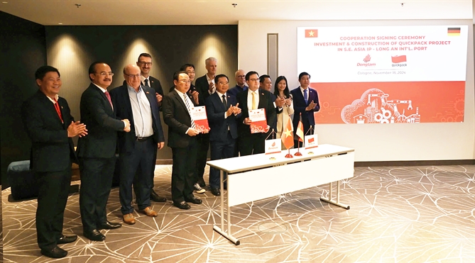 QuickPack đầu tư 30 triệu EUR vào khu công nghiệp Đông Nam Á Long An Đại diện Dongtam Group và QuickPack trao Biên bản ghi nhớ hợp tác đầu tư.