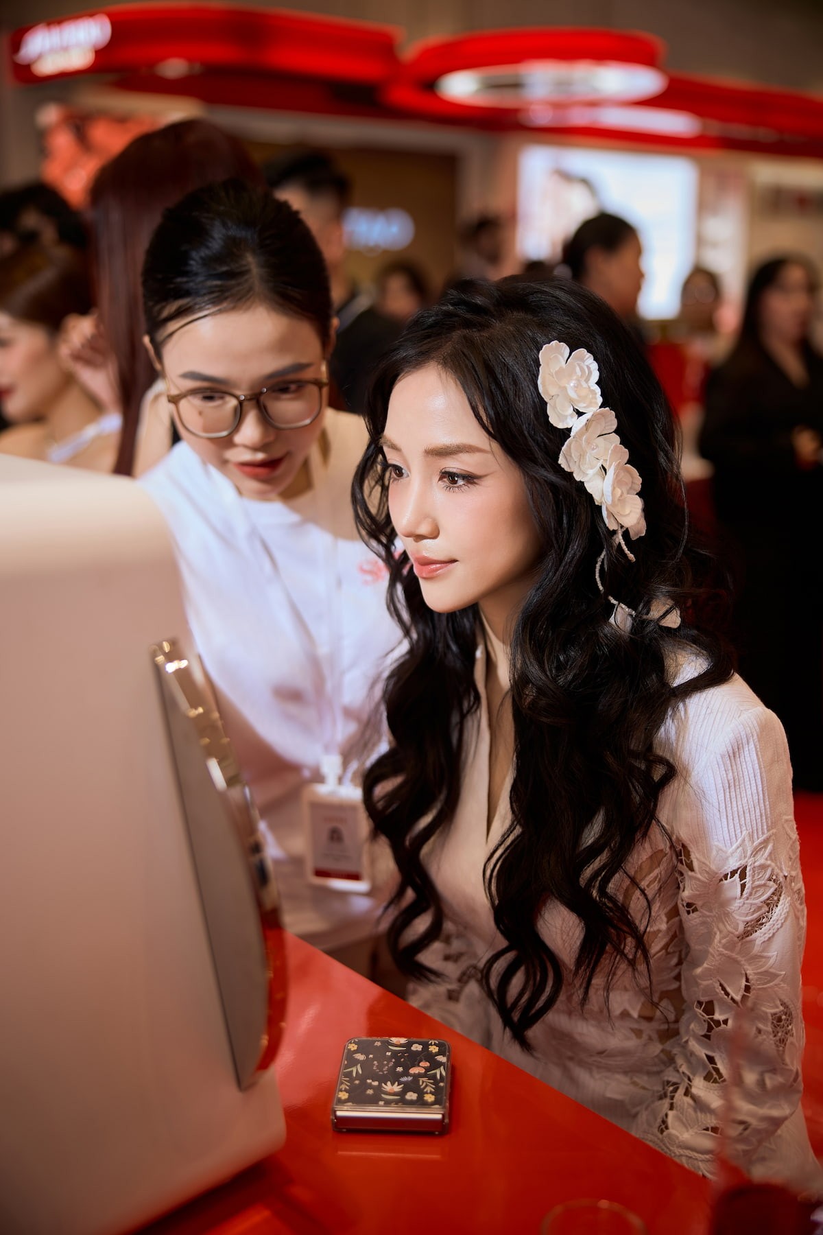 344561_sk-ii-ra-mat-pop-up-store-ha-n_1732265625 “Chị đẹp” Salim trải nghiệm công nghệ Magic Scan soi da không tiếp xúc độc quyền SK-II giúp đo “độ tuổi thật” của làn da.