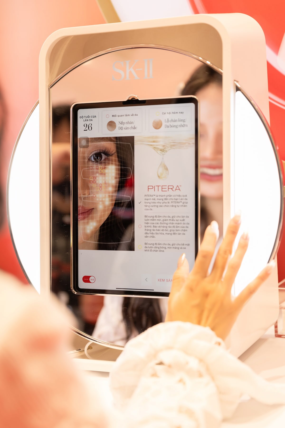 344561_sk-ii-ra-mat-pop-up-store-ha-n_1732265636 “Chị đẹp” Salim trải nghiệm công nghệ Magic Scan soi da không tiếp xúc độc quyền SK-II giúp đo “độ tuổi thật” của làn da.