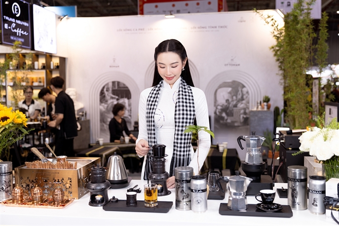 Trung Nguyên E-Coffee: Cộng đồng khởi nghiệp cà phê thành công Hoa hậu Hòa bình Quốc tế Thùy Tiên trải nghiệm những phong cách thưởng lãm cà phê khác biệt theo 3 nền văn minh cà phê thế giới tại Trung Nguyên E-Coffee.