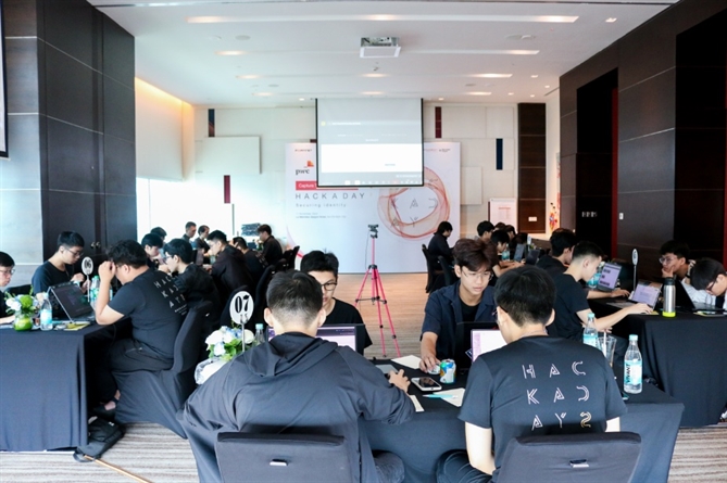 Sinh viên Đại học Công nghệ Thông tin là quán quân ở Việt Nam tại Hack A Day 2024 Hình ảnh các đội thi đấu tại TP.HCM. Nguồn: PwC