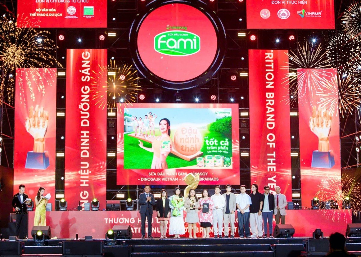 Đại diện nhãn hàng Fami tại Lễ trao giải Vạn Xuân Awards 2024.