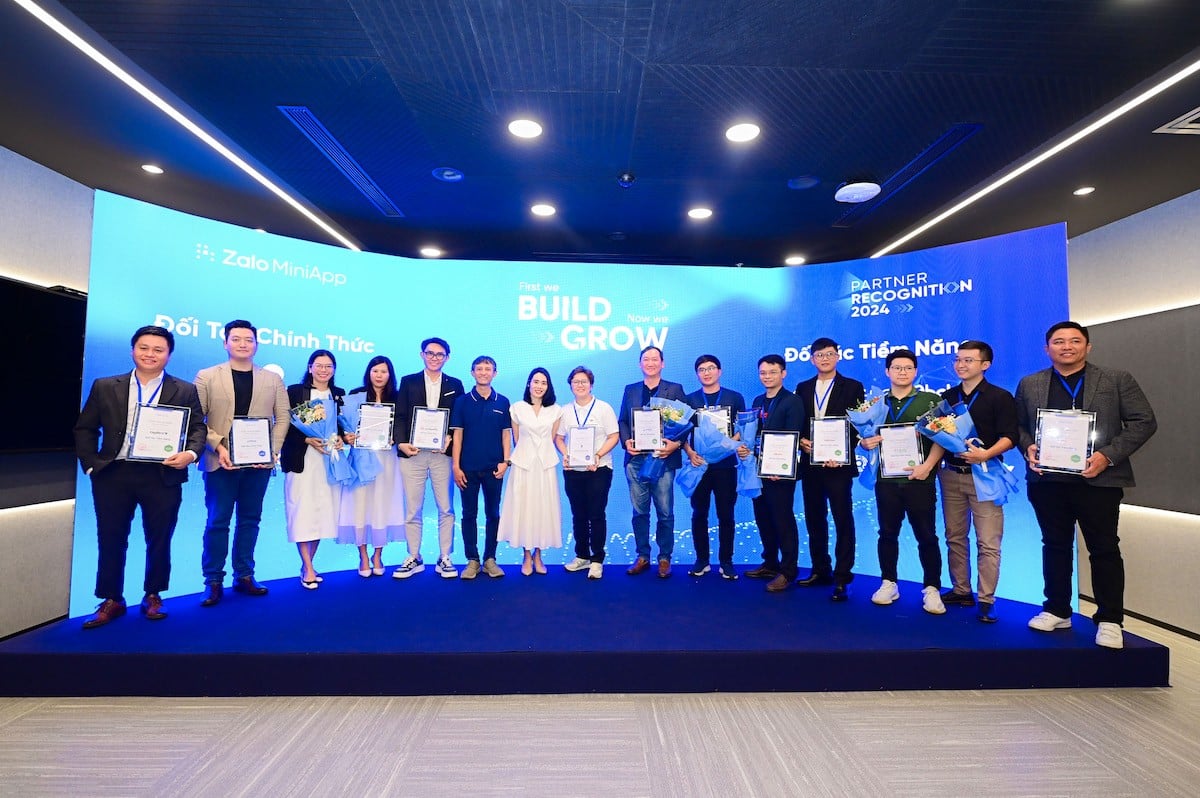Đại diện Zalo Mini App trao chứng nhận cho các đối tác chính thức và tiềm năng.